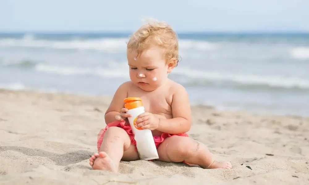 Peau de bébé et soleil : le guide de protection idéal pour les parents