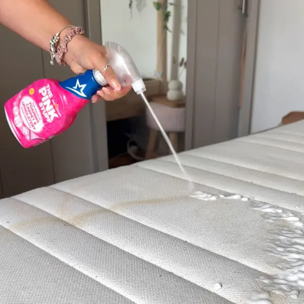 Détachant Moussant Le Miracle – Nettoyage Efficace pour Tapis et Tissus d’Ameublement