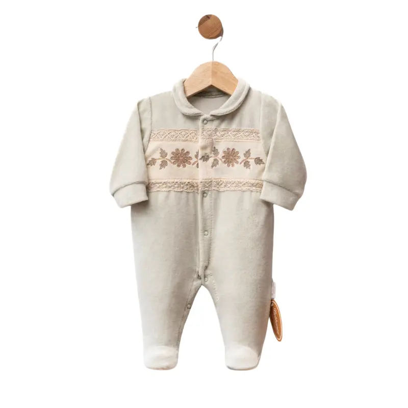 Grenouillère bébé en velours  avec broderie florale et dentelle