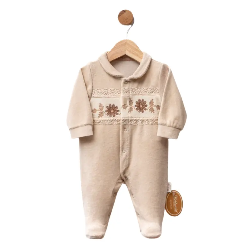 Grenouillère bébé en velours  avec broderie florale et dentelle