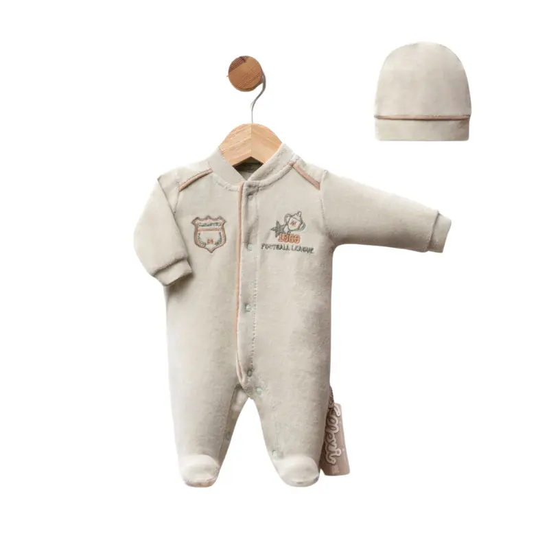 Grenouillère bébé en velours avec broderie Football League et bonnet assorti