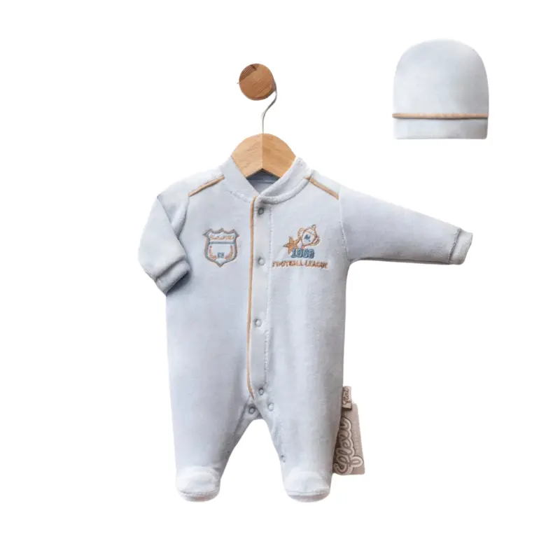 Grenouillère bébé en velours avec broderie Football League et bonnet assorti
