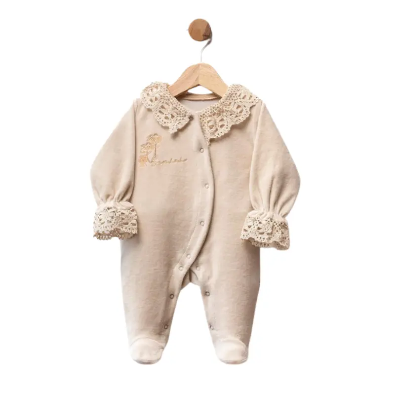 Grenouillère bébé en velours avec broderie