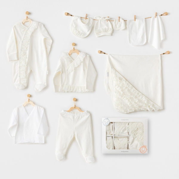 Le Coffret Naissance 10 Pièces 100% Coton Chic Fille - Blanc de la marque Andywawa est l'ensemble parfait pour accueillir une petite fille avec style et confort. Fabriqué en coton de haute qualité, cet ensemble offre douceur et protection pour la peau délicate de votre bébé. Idéal pour les nouveau-nés de 0 à 3 mois, chaque pièce est soigneusement conçue pour répondre aux besoins essentiels des premiers mois de vie.